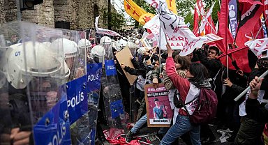 Saraçhane'den Taksim'e yürümeye çalışan gruplara polis müdahalesi