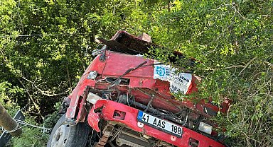 Sarıyer'de bariyerleri aşan vinç şarampole uçtu: 2 yaralı