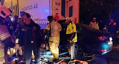 Seyir halindeki araç park halindeki tıra ok gibi saplandı: 1 ağır yaralı