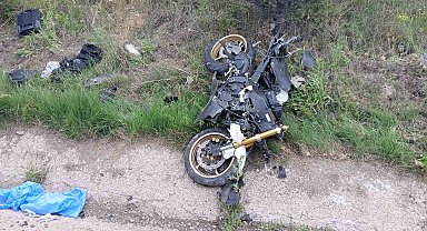 Seyir halindeki otomobile arkadan çarpan motosiklet sürücüsü hayatını kaybetti