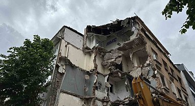 Şişli'de akıl almaz olay: Kepçe ünlü oyuncunun duvarını yıktı, kadın şoke oldu
