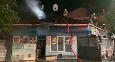 Sultangazi'de 4 iş yerinin olduğu bina alev alev yandı