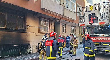 Sultangazi'de bodrum kattaki daire alev alev yandı: Faciadan dönüldü