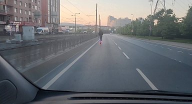 Sultangazi'de elektrikli scooter sürücüsünün tehlikeli yolculuğu kamerada