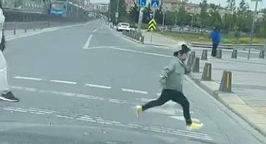 Sultangazi'de motosiklet sürücüsü küçük çocuğa çarpıp kaçtı: O anlar kamerada