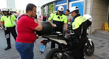 Taksim'de yaya yolunu işgal eden motosiklet sürücülerine ceza yağdı
