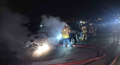 Ters yönde giden otomobil ile ticari taksi çarpışarak alev alev yandı: 2 yaralı