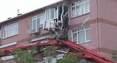 Üsküdar'da beton pompası apartmanın üzerine devrildi: 2 balkon çöktü