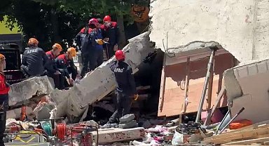 AFAD Küçükçekmece'de çöken binada hassas cihazlarla dinleme çalışması yaptı