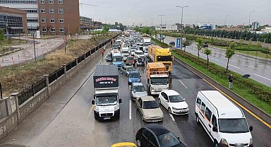 Ankara'da caddeler göle dönerken otomobiller suya gömüldü