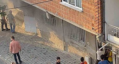 Arnavutköy'de korkutan yangın: Demir kapıyı elleriyle söküp aileyi kurtardılar