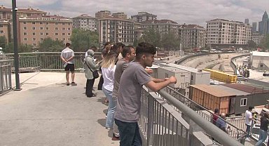 Ataşehir'de inşaattaki malzemeler yandı, çevreyi yoğun duman kapladı