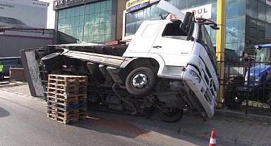 Ataşehir'de meyve yüklü kamyon yan yattı