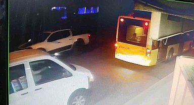 Ataşehir'de seyir halindeki otomobile çarpıp kaçan araç kamerada