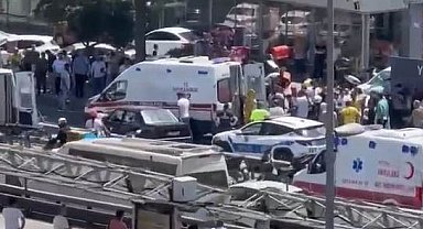 Avcılar'da Tofaş araç önce yayaya sonra elektrik direğine çarptı: 1'i çocuk 5 kişi yaralandı