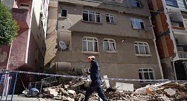 Bahçelievler'de binanın çökme anı kameraya yansıdı