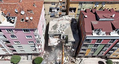 Bahçelievler'de kısmen çöken binanın kontrollü yıkımına başlandı