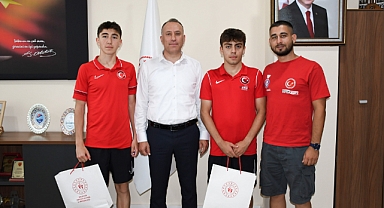 Balıkesirli Genç Sporcular Avrupa Kupası Öncesinde İl Müdürü Adem Özalp'i Ziyaret Etti