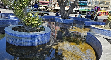Bandırma'da Cumhuriyet Meydanı'ndaki Süs Havuzu Bakım ve Onarımdan Geçiyor