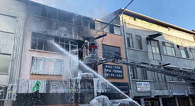 Bayrampaşa'da 4 katlı iş yeri alev alev yandı