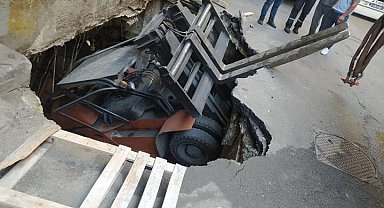Bayrampaşa'da çukura düşen forklift vinç yardımıyla kurtarıldı