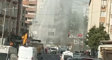 Bayrampaşa'da iş makinesi su borusunu patlattı