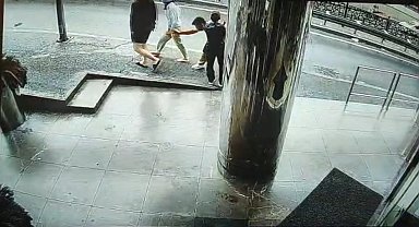 Beyoğlu'nda Güney Koreli kadına kapkaç kamerada: Peşinden koştukları şahsı polis yakaladı