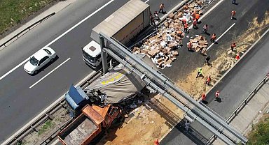 Büyükçekmece TEM'de feci kaza: Bariyerleri aşan kamyon, çalışma yapan karayolları aracına çarptı