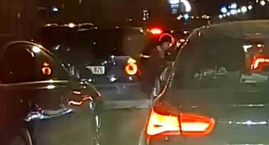 E-5 Karayolu'nda dehşet anları kamerada: Korsan taksici kadını araçtan attı