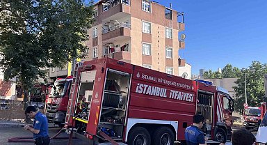 Esenyurt'ta 5 katlı binanın çatısı alev alev yandı