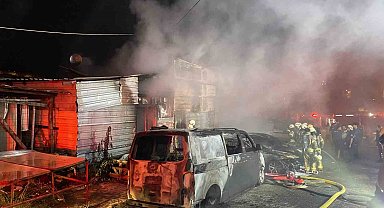 Esenyurt'ta 8 araç ve iş yeri alev alev yandı: Kundaklama anı güvenlik kamerasında