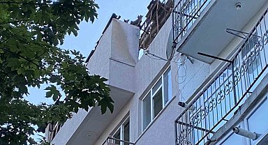 Fatih'te metruk binanın çatısı alev alev yandı