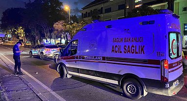 Fatih'te motosiklet, yolun karşısına geçmeye çalışan kadına çarptı: 3 yaralı