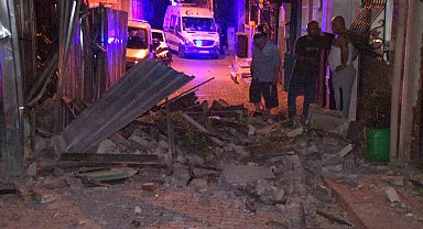 Fatih'te tarihi metruk bina kısmen çöktü