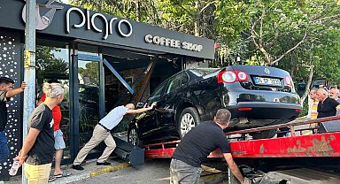 Gaz ile freni karıştırınca dükkana girdi