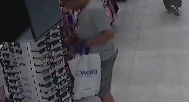 Gaziosmanpaşa'da müşteri kılığındaki hırsız çok sayıda gözlük ve çanta çaldı: O anlar kamerada