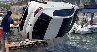 Haliç sahilinde otomobil denize düştü, vinç yardımıyla kurtarıldı