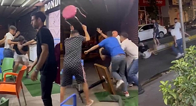 İstanbul'da dondurmacıda tekme, yumruk ve tabureli kavga kamerada: 1 kişiye 5 kişi saldırdı