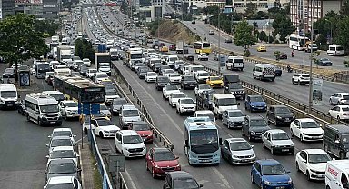 İstanbul'da bayram tatili başlamasıyla trafikte yoğunluk yaşanıyor