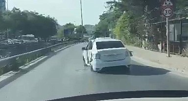 İstanbul'da "yok artık" dedirten tehlikeli sürüş kamerada: Kazalı araçla yanlayarak seyretti