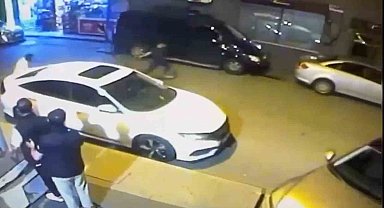İstanbul'da sokak ortasındaki silahlı kavga kamerada: Evinde kendisini vurunca yakalandı