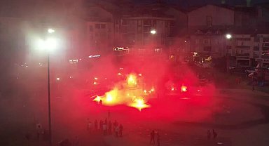 İstanbul'da taraftar grubu havai fişekli kutlama yaptı, ev ve ormanda yangın çıktı