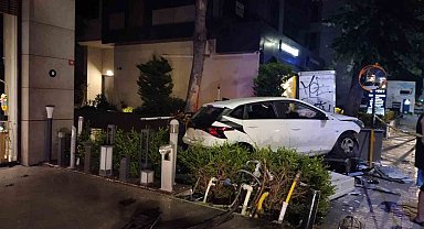 Kadıköy'de kontrolden çıkan araç binanın doğal gaz kutusuna çarptı: 2 yaralı