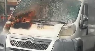Kağıthane'de bir minibüs alevlere teslim oldu