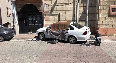 Kağıthane'de freni boşalan araç, park halindeki araca çarptı: Motosiklet sürücüsü ölümden döndü