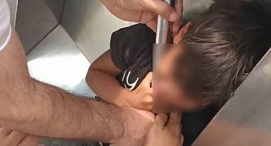Karaköy tramvay durağında bir çocuğun başı turnikeye sıkıştı: O anlar kamerada