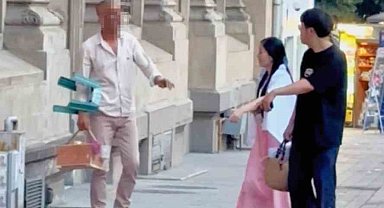 Karaköy'de turistlere fırçalı tuzak kuran boyacı kamerada: Zabıta cezai işlem uyguladı