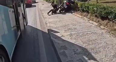 Kartal'da motosikletlinin kaldırımdaki kadına çarptığı anlar kamerada