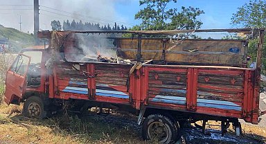 Kocaeli İstanbul sınırındaki yangın araçlara ve otluk alana sirayet etti