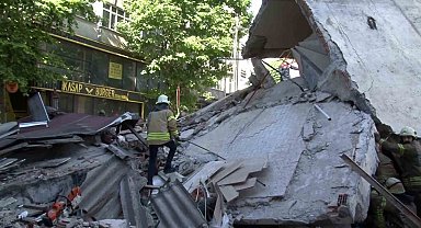 Küçükçekmece'de 3 katlı bina çöktü: Enkaz altındaki yaralıları kurtarma çalışmaları devam ediyor